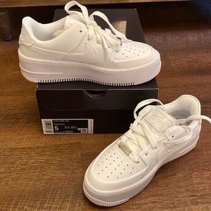 NIB Nike Air Force 1 Sage Low Sneakers
